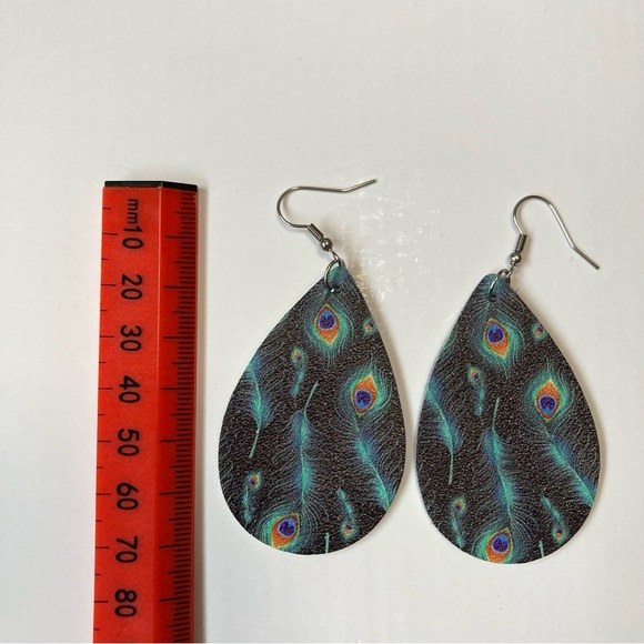 BNWT Green Peacock Feather Print on PU Leather Teardrop Earrings - Exquisite - Picture 3 of 6